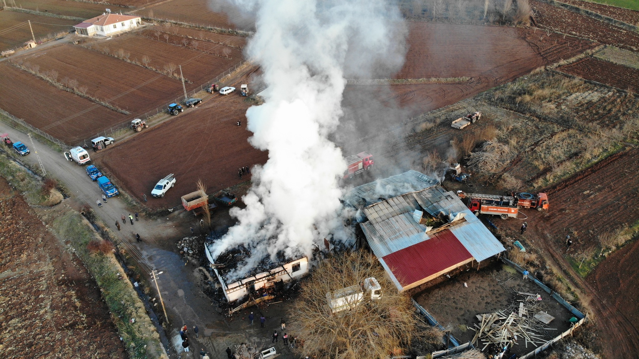 Tokat’ta 7 kişinin yaşadığı evde çıkan yangında ev, traktör ve samanlık yanarak kullanılamaz hale geldi