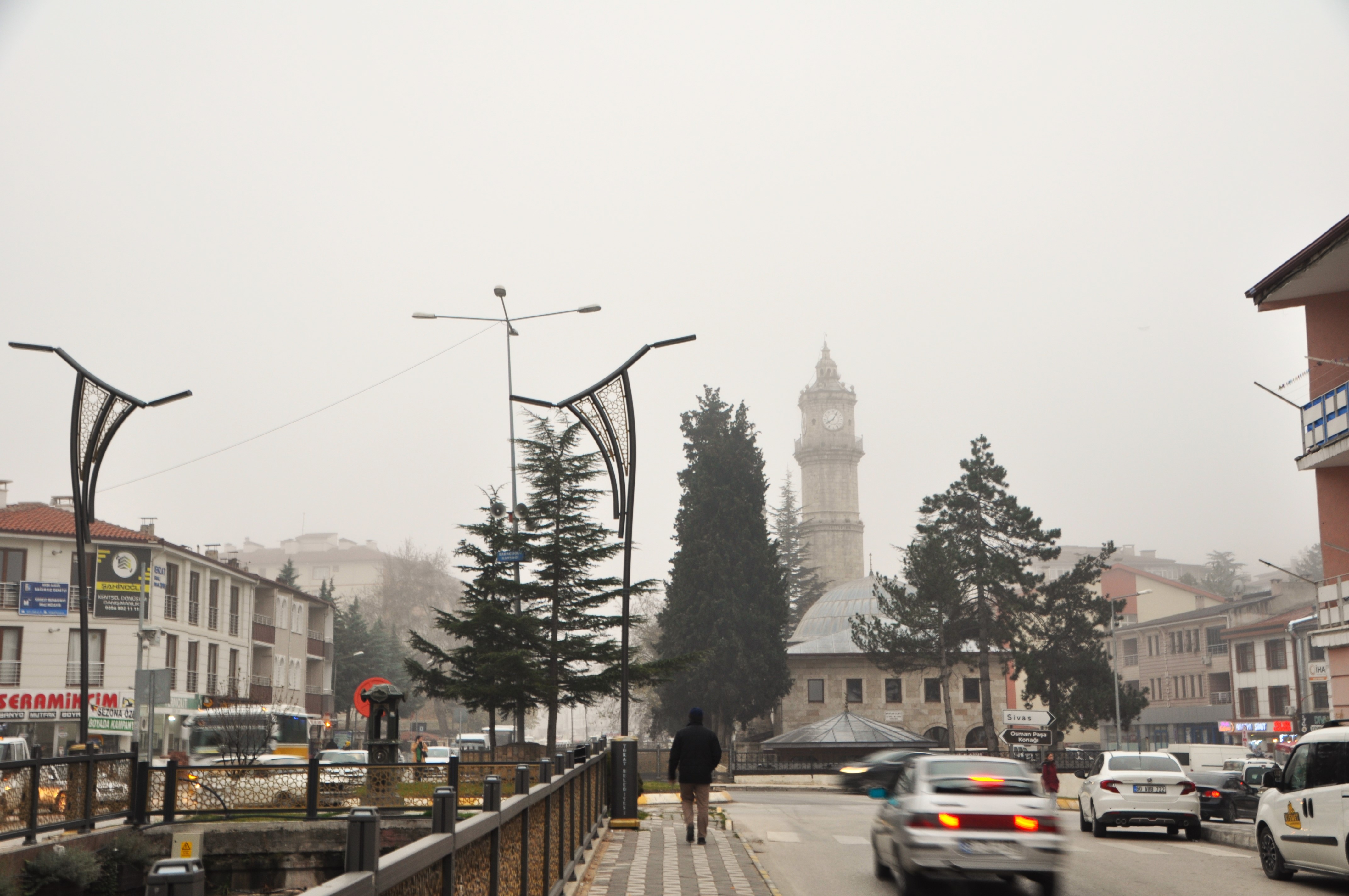 Tokat’ta şehir merkezinin üzerini kaplayan sis bulutları, doğa harikası manzaralar oluşturdu
