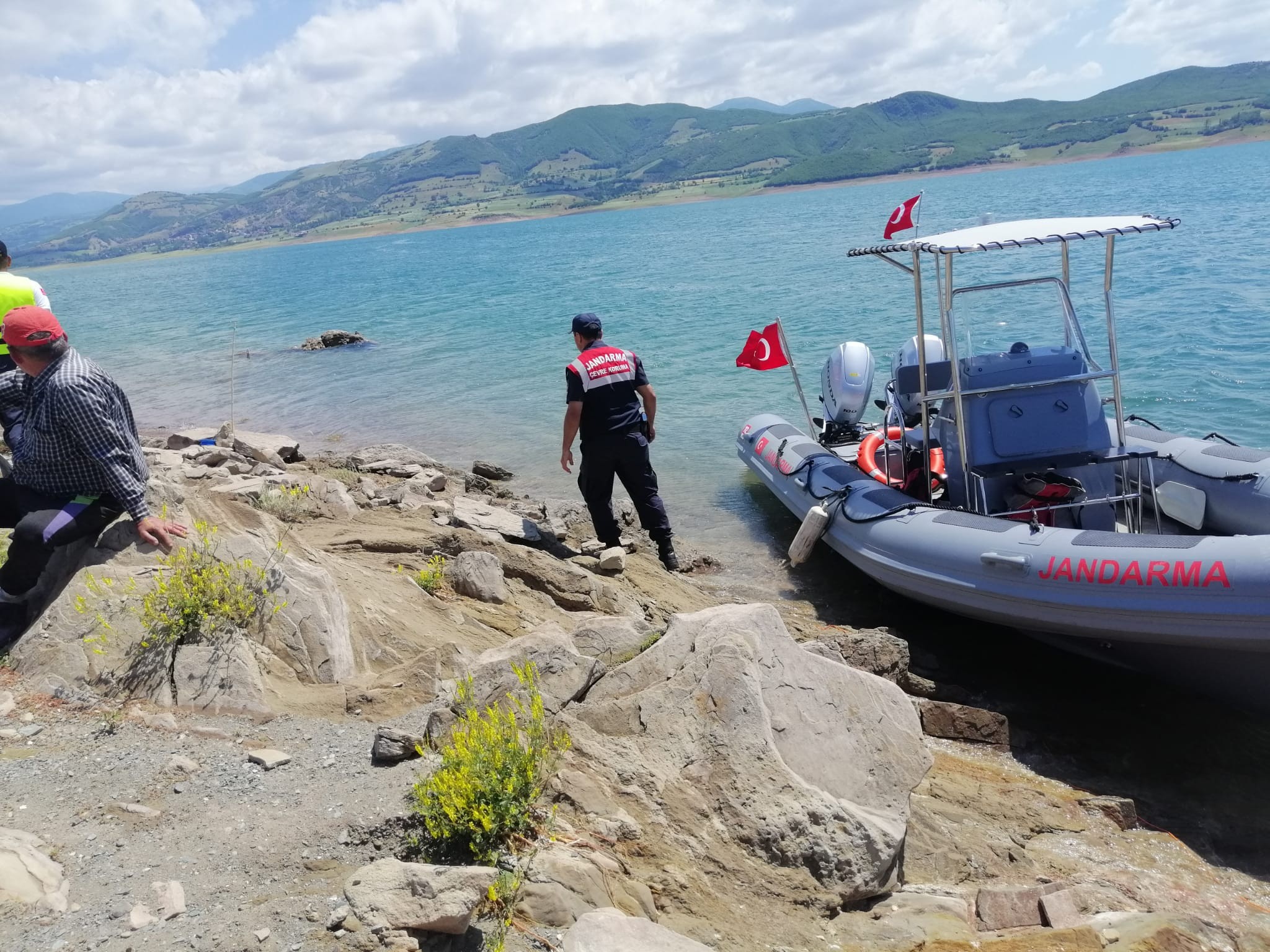 Almus Barajında balığının avlanmasının yasak olduğu dönemde Jandarma ekipleri kaçak avcılığa geçit vermedi