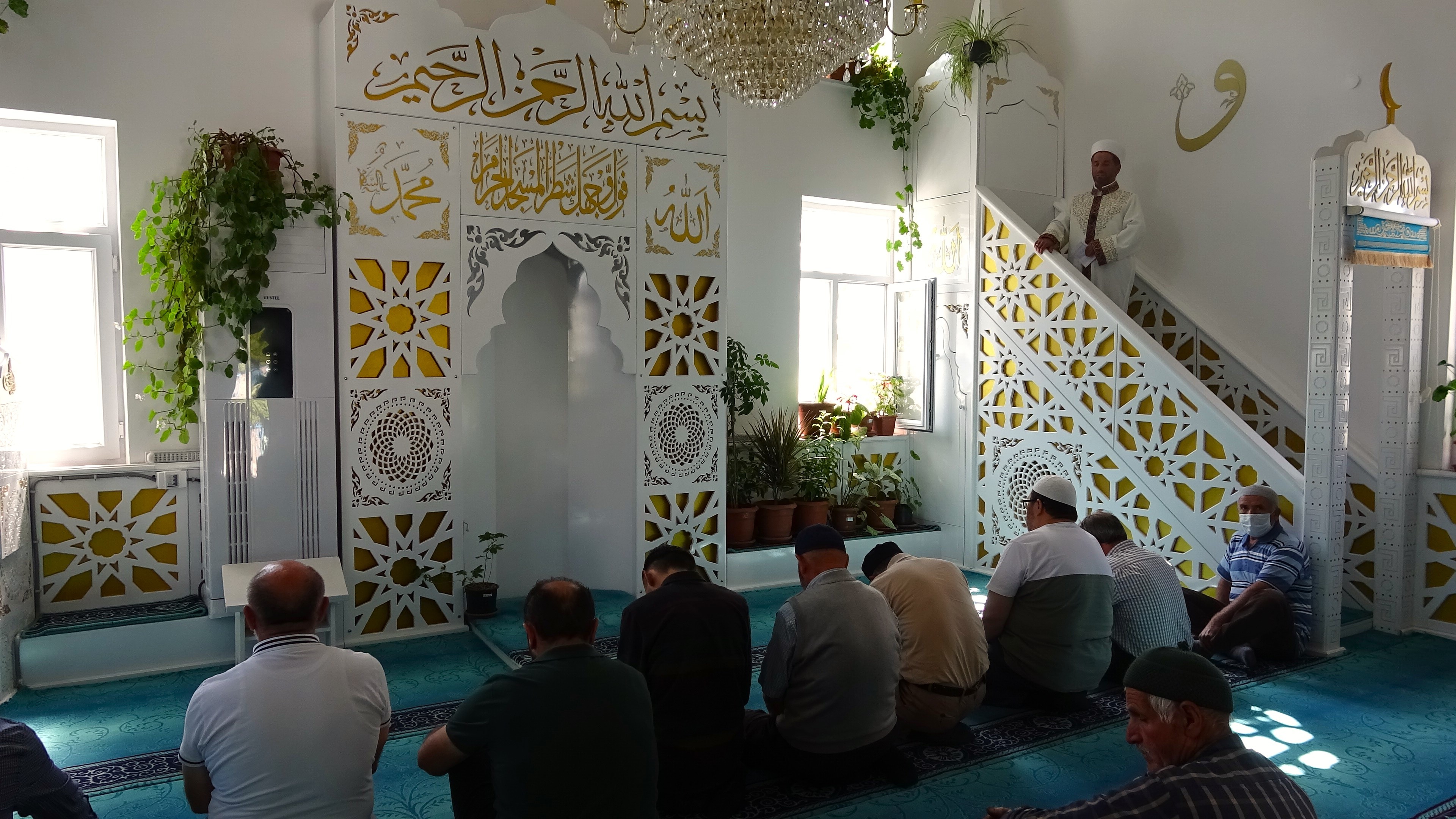 Tokat'ın Reşadiye ilçesinde çiçeklerle donatılan cami, farklı yönü ile dikkatleri çekiyor