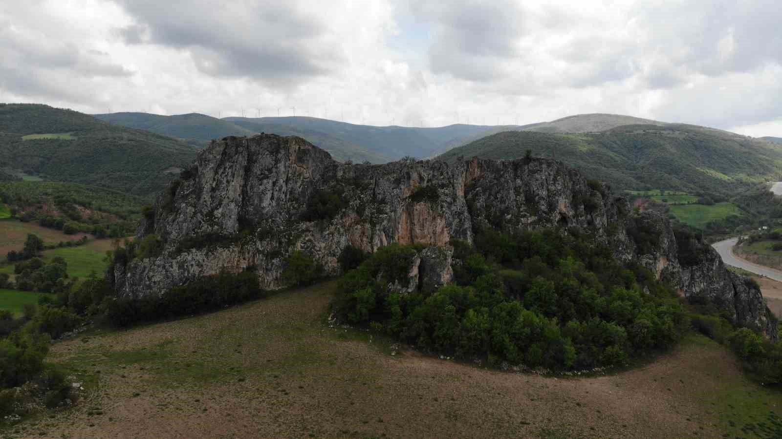 Tokat-Sivas Karayolu üzerinde bulunan Çördük Kalesi, ilgisizlik ve bakımsızlık yüzünden yok olma tehlikesi ile karşı karşıya