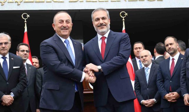 Dışişleri Bakanlığına atanan Hakan Fidan, düzenlenen devir teslim töreniyle görevi Mevlüt Çavuşoğlu'ndan devraldı