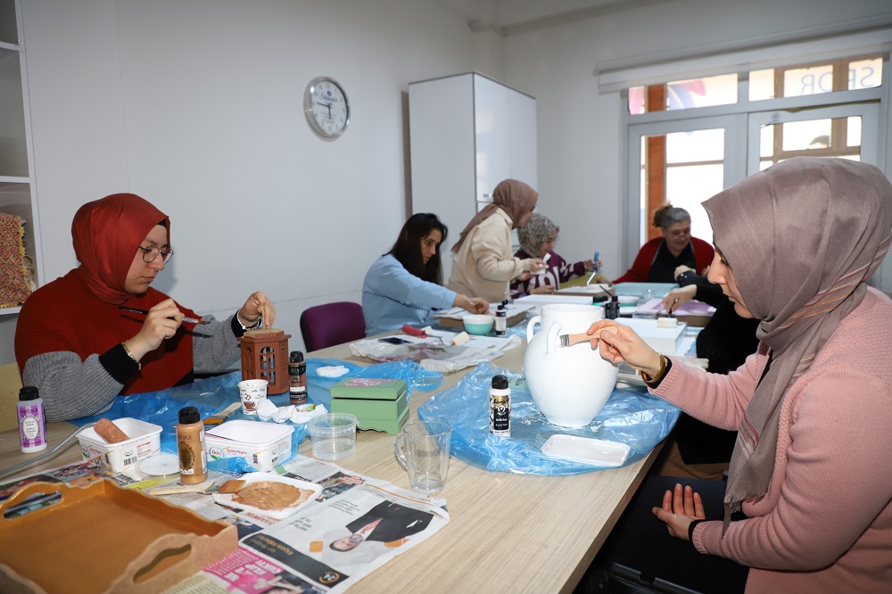 Hanımeli Kültür ve Sanat Merkezinde düzenlenen kurslara Turhallı hanımlar yoğun ilgi gösteriyor
